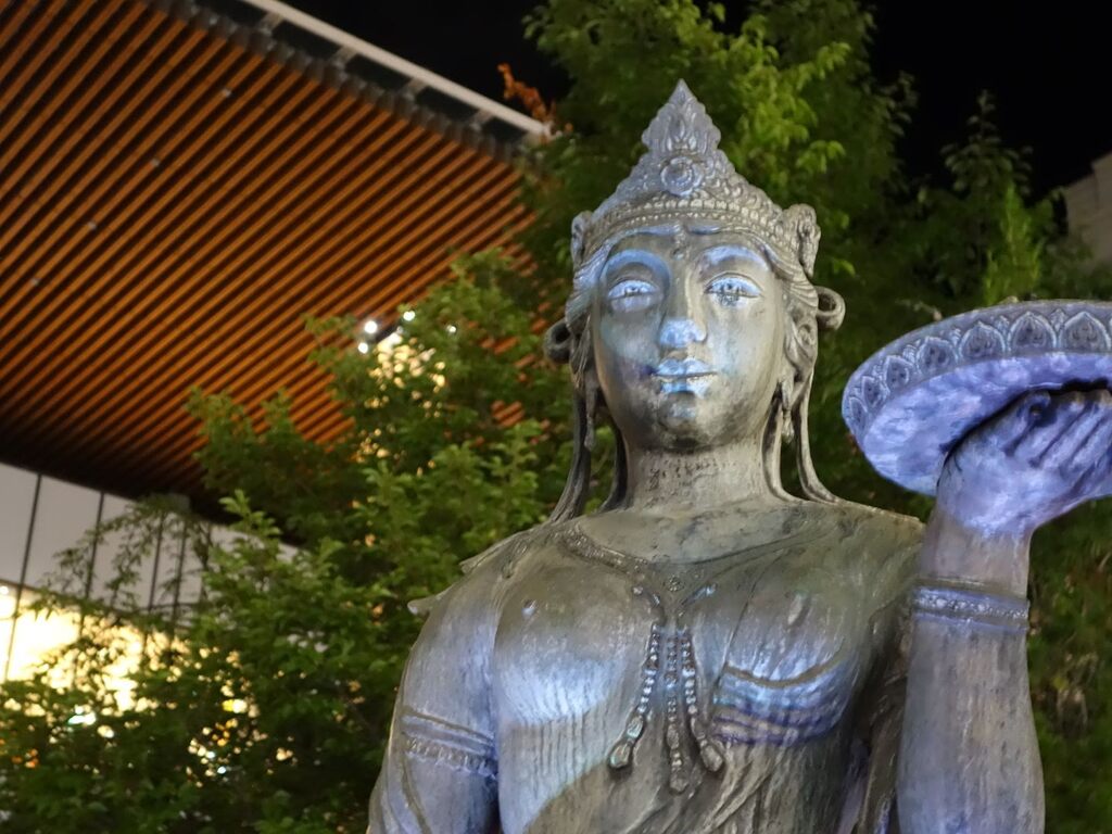 長野駅前の善光寺如来　寄り過ぎの目新しい画角