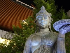 長野駅前の善光寺如来　寄り過ぎの目新しい画角