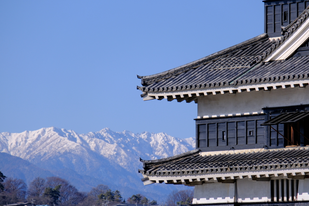 松本城と山々