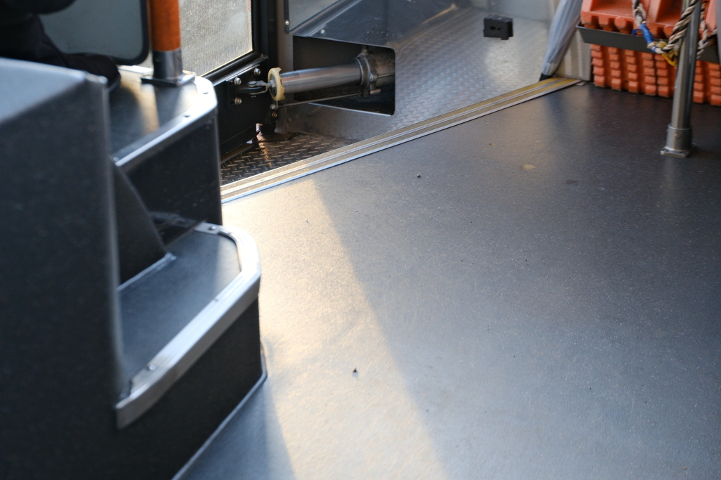 バスの足元にさす光