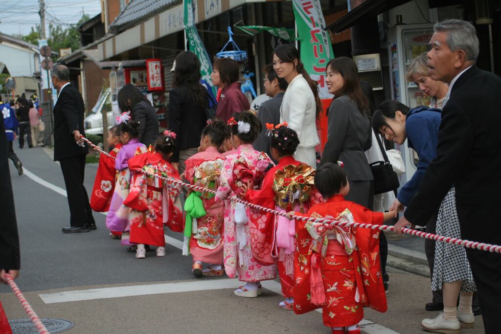 お祭りだったのか？稚児行列がいました。　2008/10