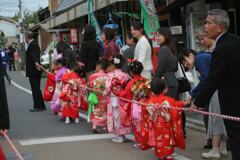 お祭りだったのか？稚児行列がいました。　2008/10