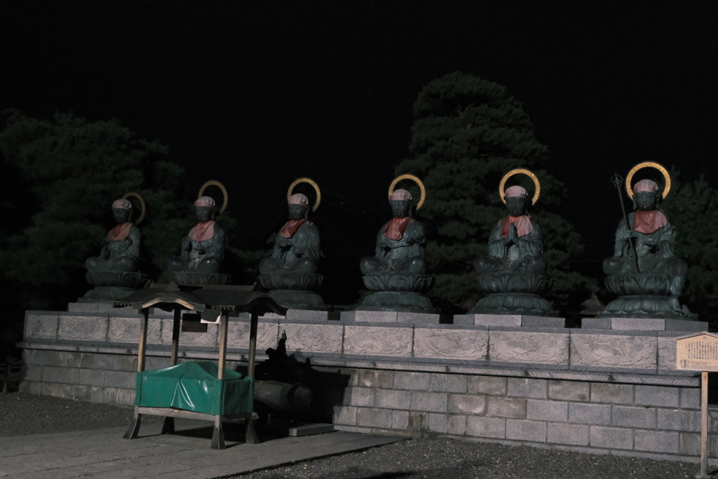 消灯直前の善光寺　六地蔵