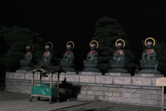 消灯直前の善光寺　六地蔵
