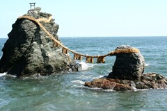 鳥羽水族館に行く道すがら夫婦岩？　2006/9