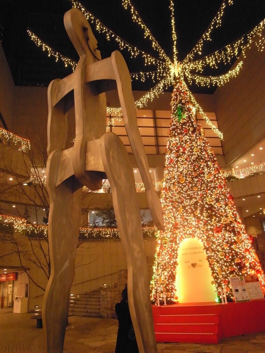 東京オペラシティのインパクトあるモニュメント　2009/11