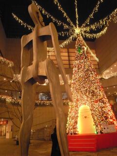 東京オペラシティのインパクトあるモニュメント　2009/11