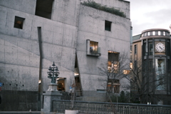 縄手通り入り口辺りの建物と時計博物館の時計