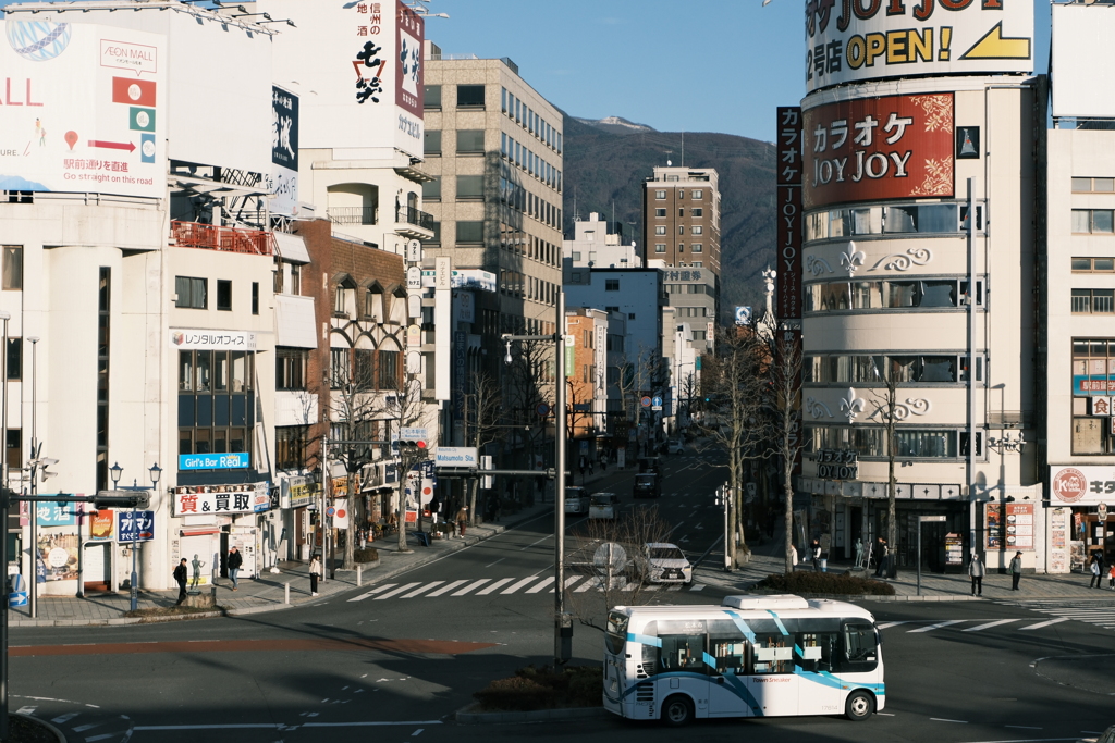 松本駅から駅前を望む