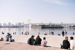 お台場海浜公園とレインボーブリッジ