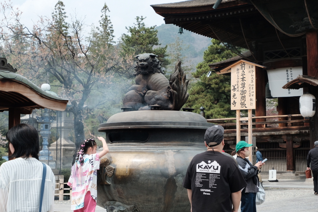 善光寺の香炉の狛犬