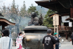 善光寺の香炉の狛犬