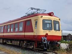 長電の車両が置いてあったところ。愛らしい顔つきの車両　2021/10