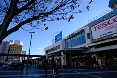 松本駅外観　2桁台の気温。今年は暖かい。