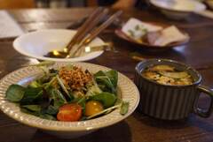 猫まち駅舎のディナーセットのサラダとスープ