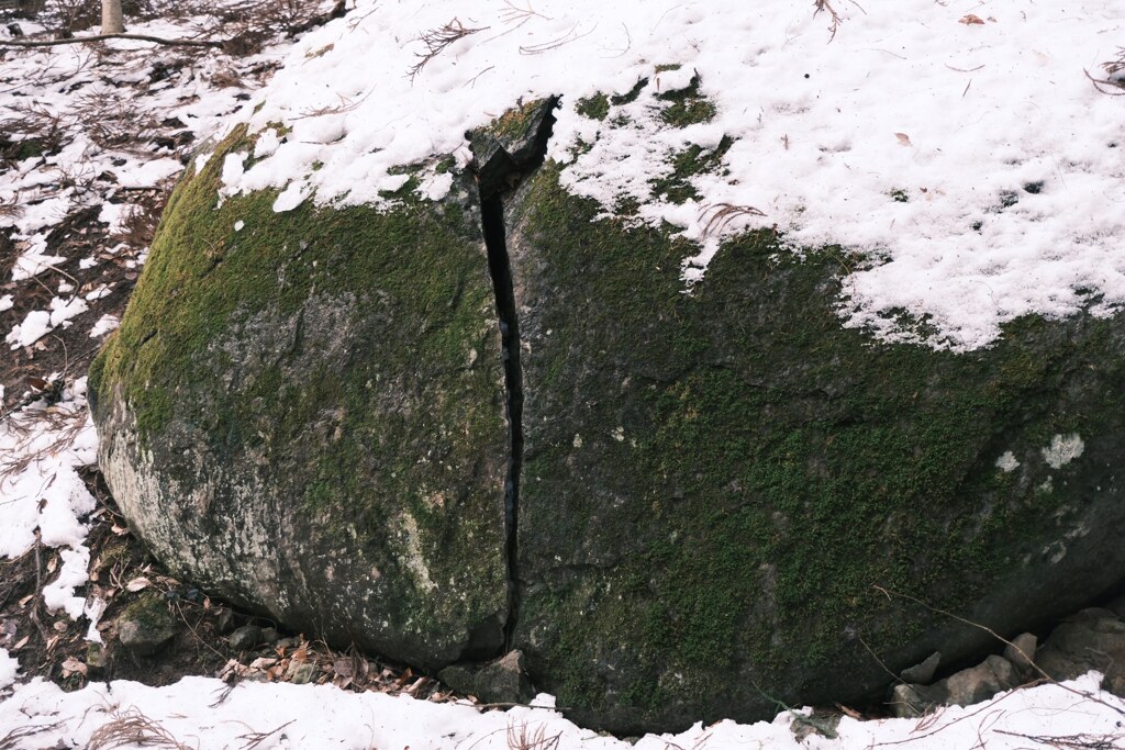 鬼滅の刃の修行で出てきた岩なのか？