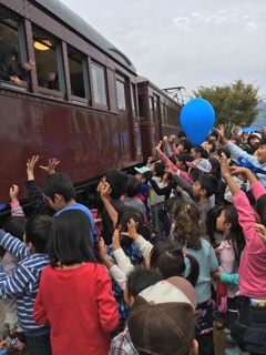 ちひろ美術館の庭の電車から餅まき　2016/10