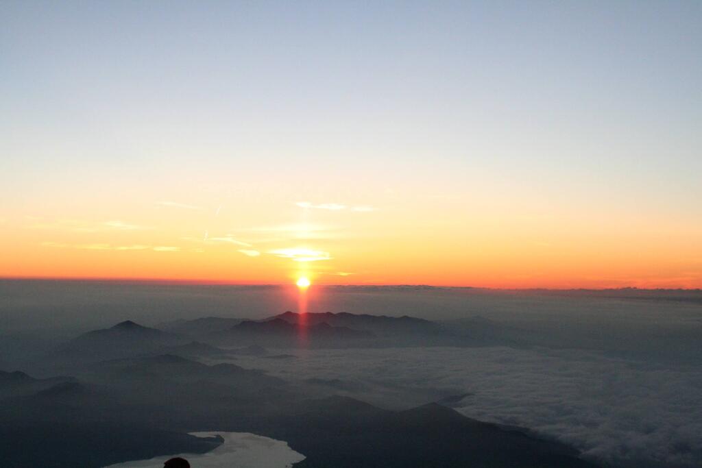 富士山頂上ちょっと手前ご来光　2007/8