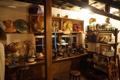 振り返るとそこは帽子仕立て屋さんか?!