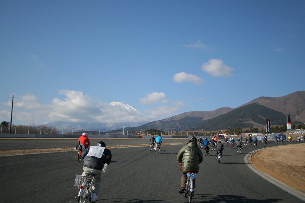 富士スピードウェイを自転車で疾走　2012年初