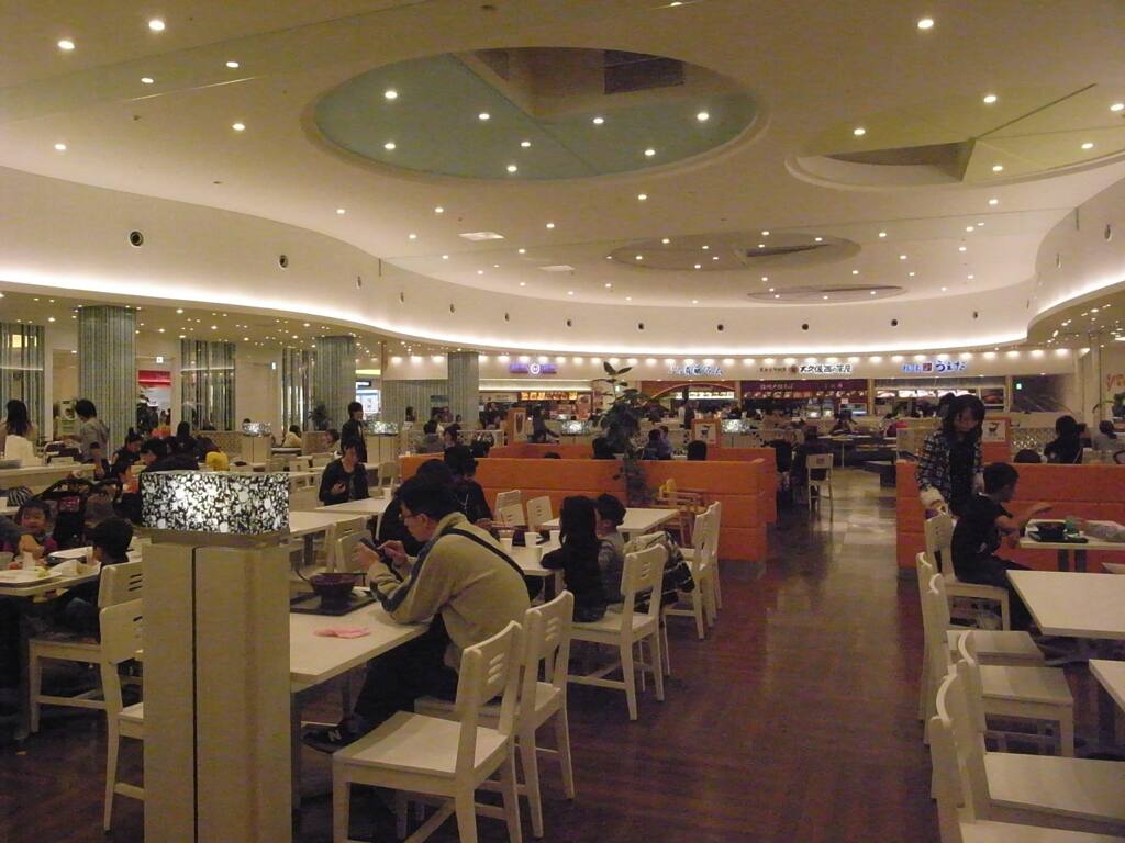 ららぽーと新三郷のフードコート　2010/11