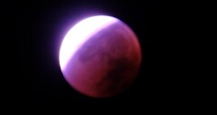皆既月食の赤い月側に明るさを調整。境目に少し地球の青が見えてる気がする。