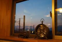 猫まち駅舎カフェの窓越し景色