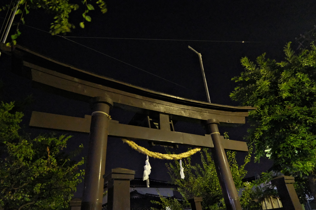 夜中の散歩で神社の鳥居裏から