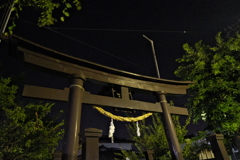 夜中の散歩で神社の鳥居裏から