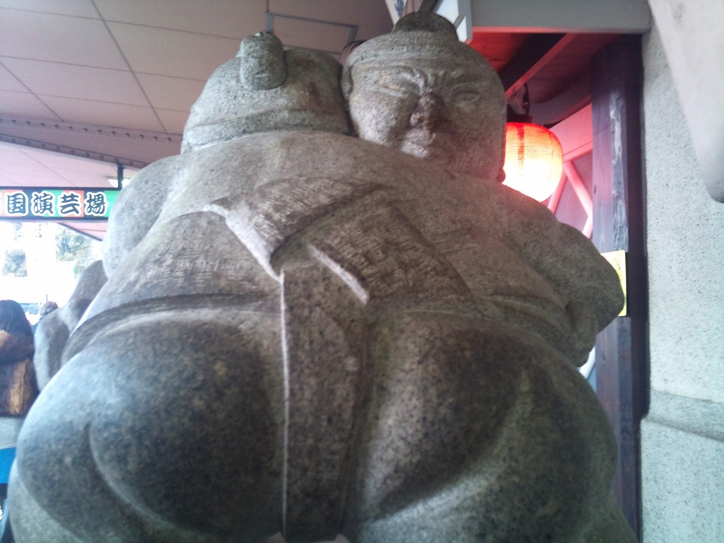 両国駅のお相撲さんのお尻　2012/1