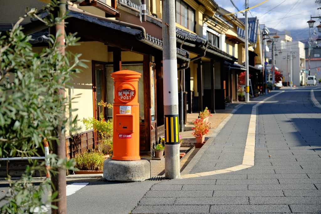 蔵の町並みにポスト