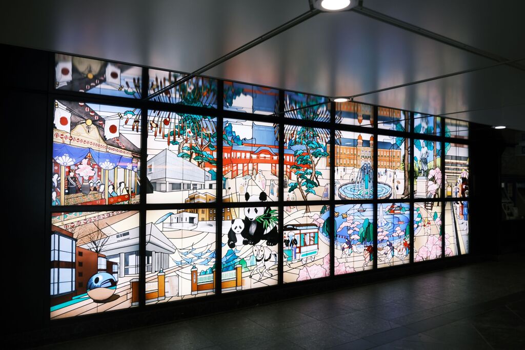 上野駅のステンドグラス的な看板