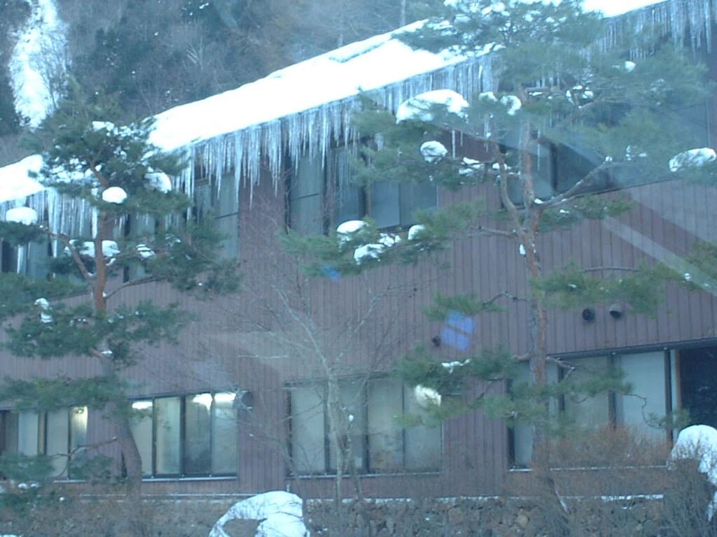 大町市葛温泉高瀬館のつらら　2003/1