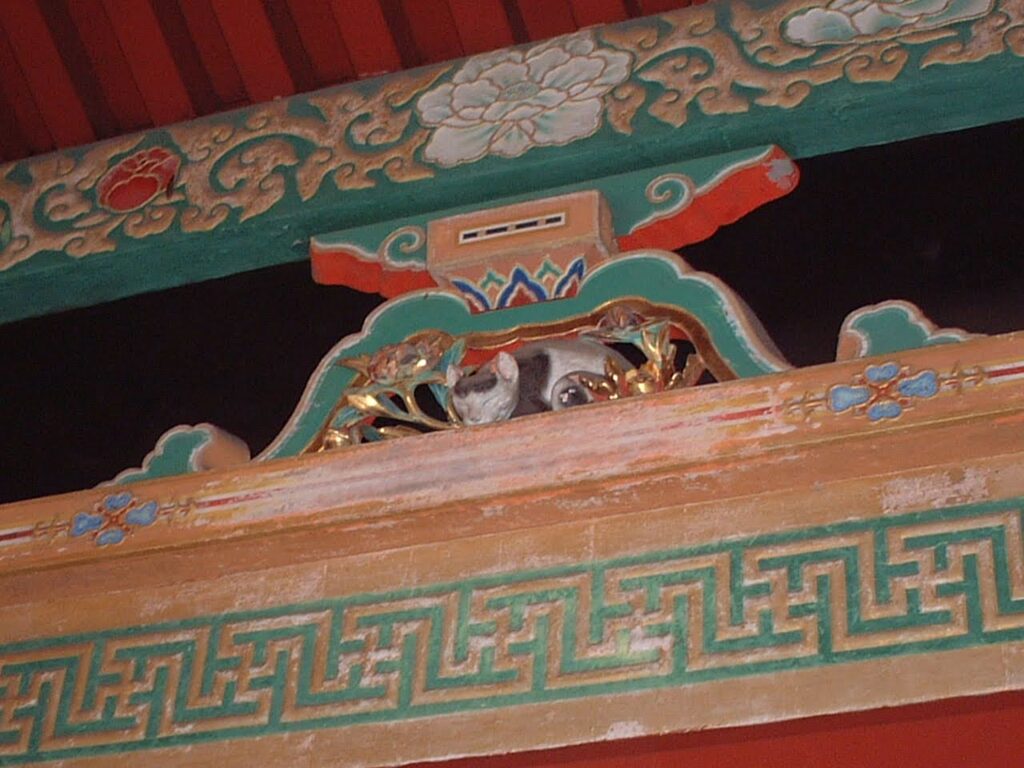 東照宮の眠り猫かな？　2002/9