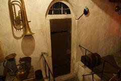 暖炉の隣にはあの扉が!くるっと回して開けてみたかった。