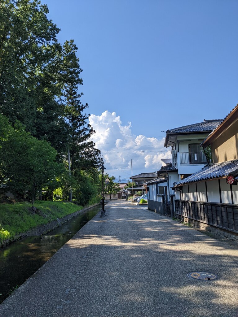 松代象山公園の脇道から青空と雲　2022年7月