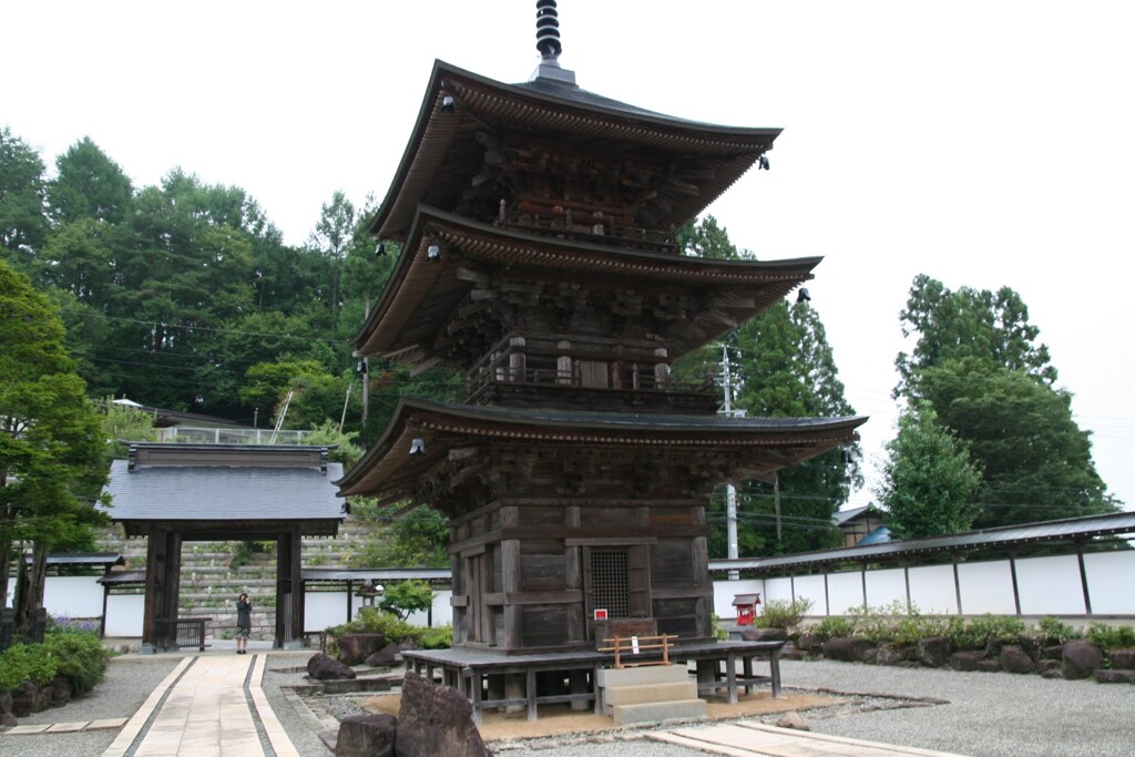 小川村高山寺三重塔　2006年9月
