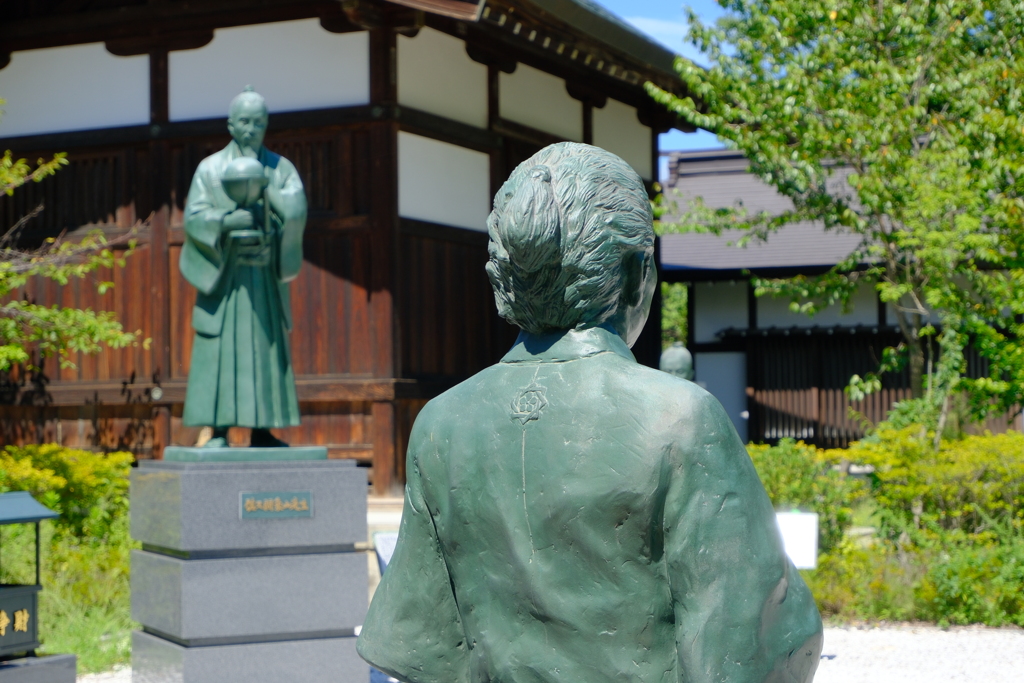 坂本龍馬の像越しの佐久間象山像