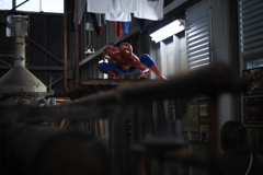 ビルの谷間の暗闇に