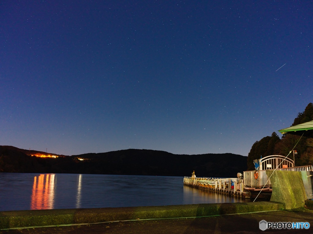芦ノ湖で星空を撮影した時の流星