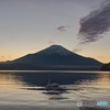 山中湖の夕暮れ時の富士山