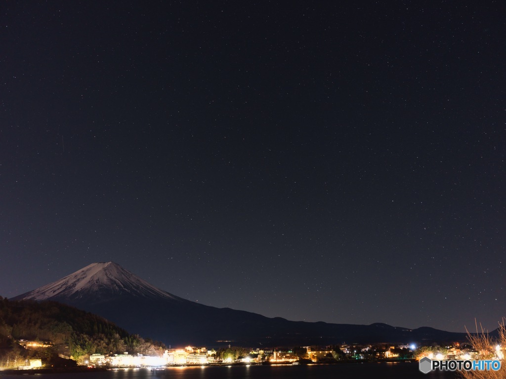 河口湖から見る富士山の夜空