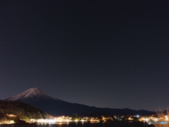 河口湖から見る富士山の夜空