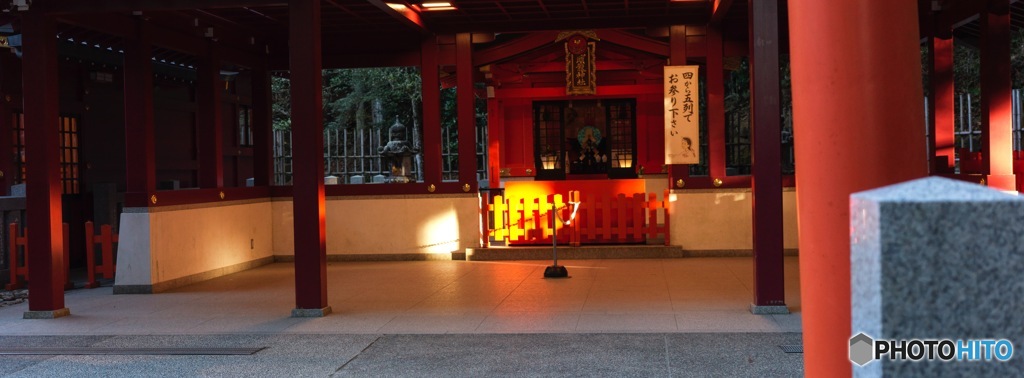 九頭龍神社新宮で参拝中に陽光がちょうど社内に差し込んだ