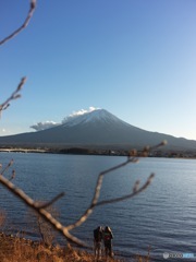 河口湖で富士山を撮影する観光客