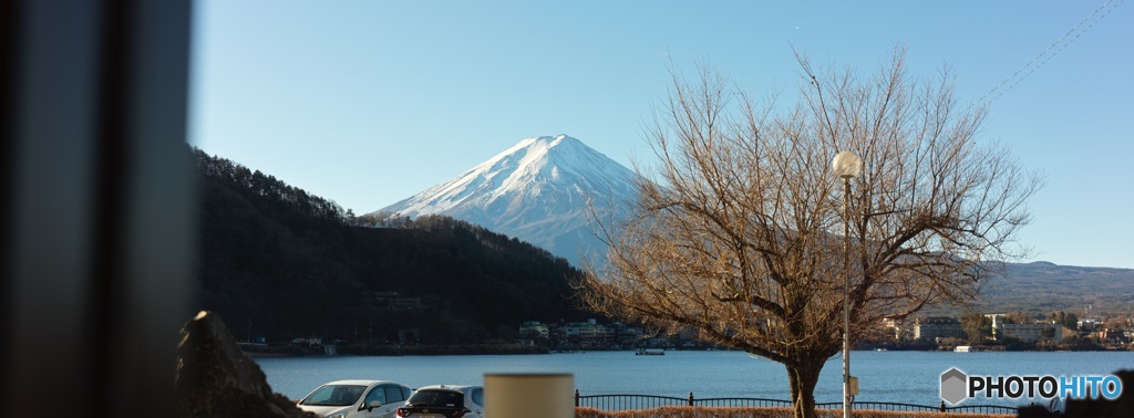 ホテルのロビーから見た富士山