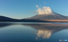 山中湖の朝に映る富士山の逆さ富士