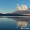 山中湖の朝に映る富士山の逆さ富士