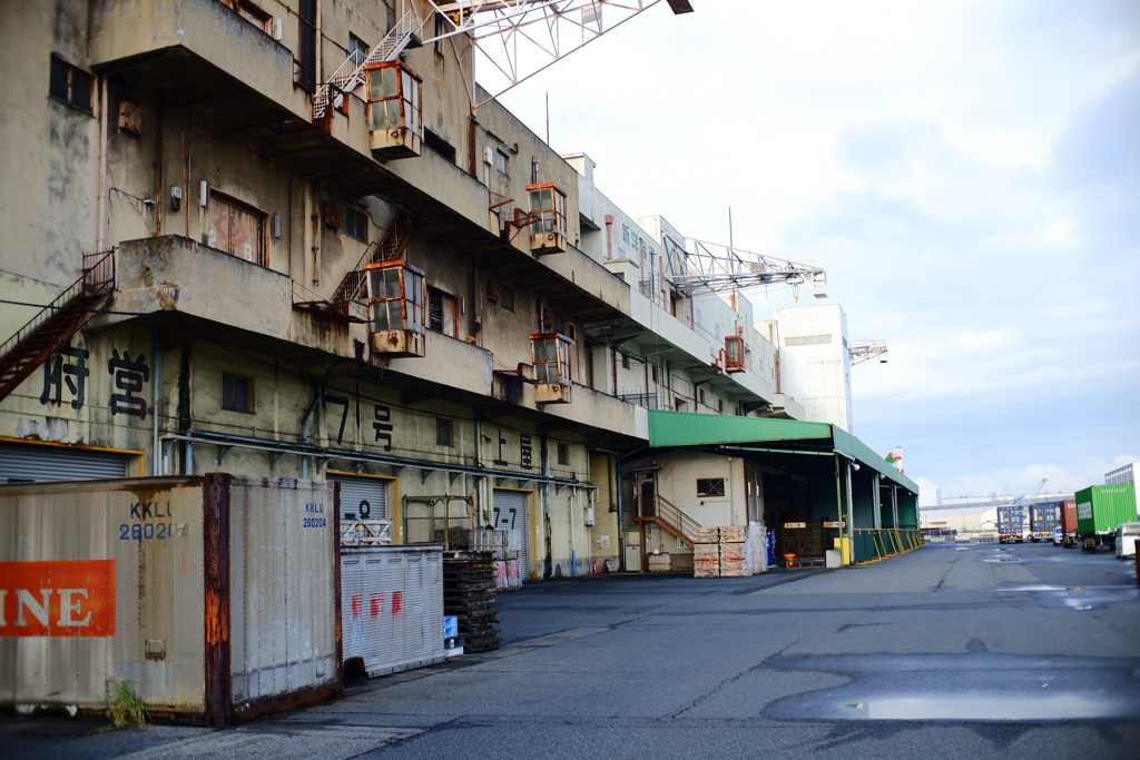古びた港湾倉庫
