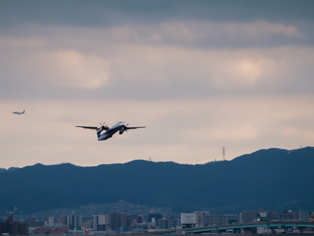 プロペラ機離陸